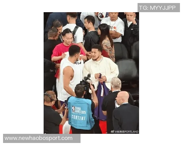 布克与中文布克合影互动投篮视频引发球迷热议 布克与中文布克合影互动投篮视频引发球迷热议