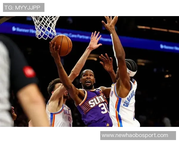 杜兰特场边轻松愉快与火箭助教艾维畅谈免战牌背后心态揭秘