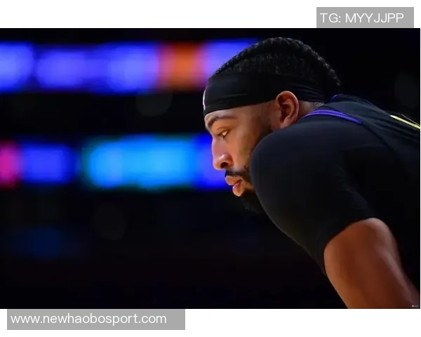 里德替补表现平平15投6中贡献15分7篮板1盖帽三分球命中率不佳